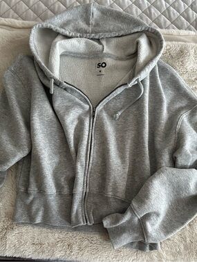 🌿 SO Light Gray Zip-Up Semi-Cropped Hooded Sweatshirt.